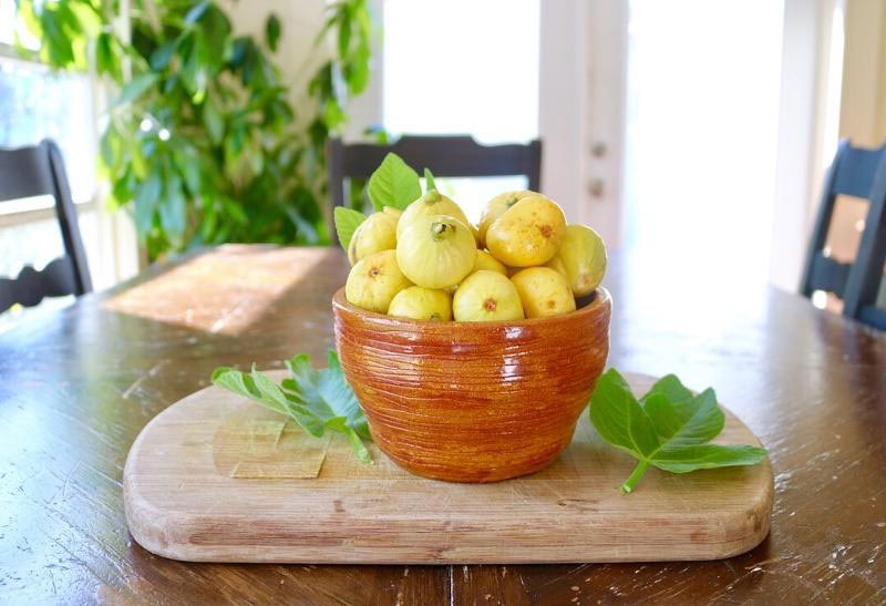 Fresh figs in a bowl