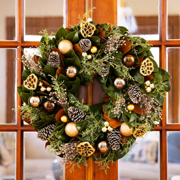Gleaming Greetings Wreath